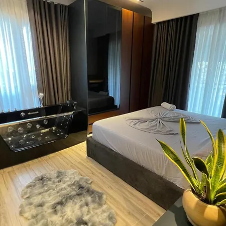 アパート Theemeraldsuiteapartament ティラナ