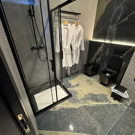 Theemeraldsuiteapartament Lägenhet Tirana